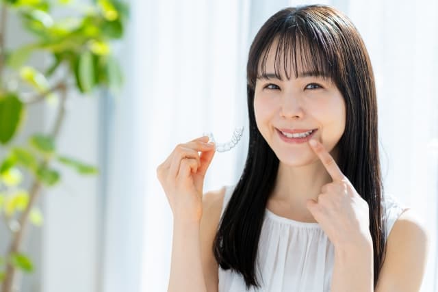 日本人の若い女性の歯科矯正イメージ