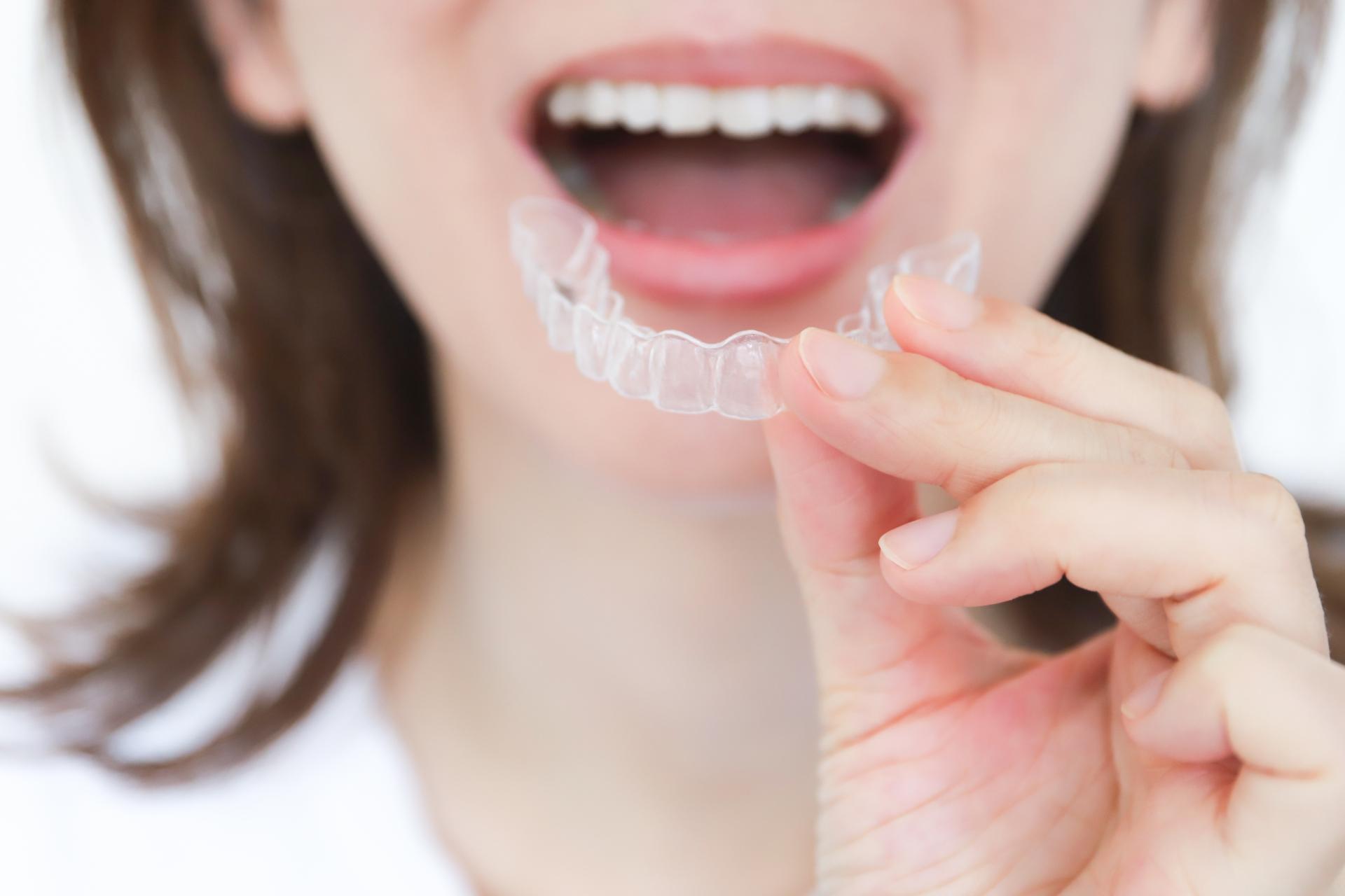 部分矯正で前歯の重なりは治せる？可能な症例や費用相場を解説