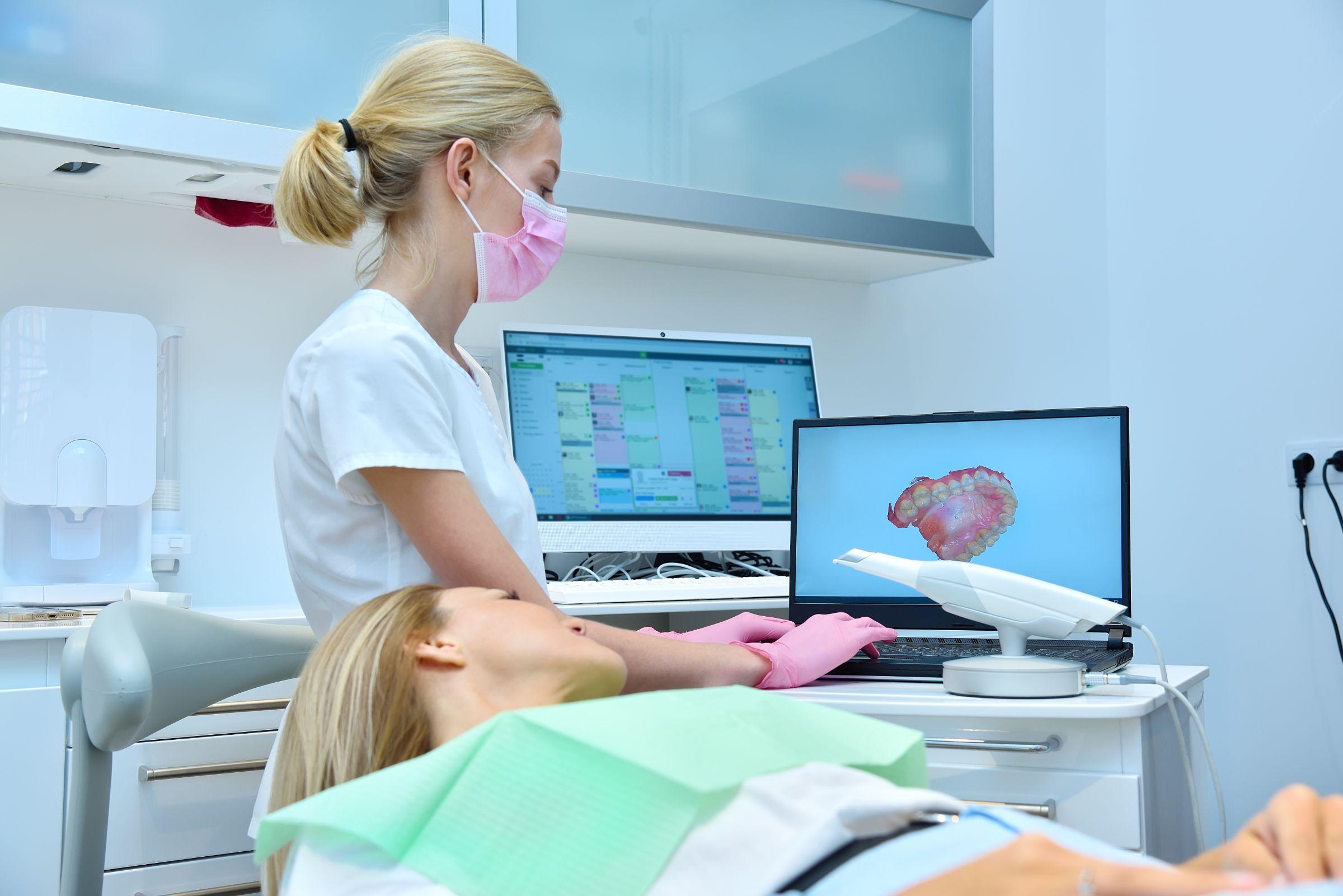 歯科スタッフと女性がモニターを確認している画像