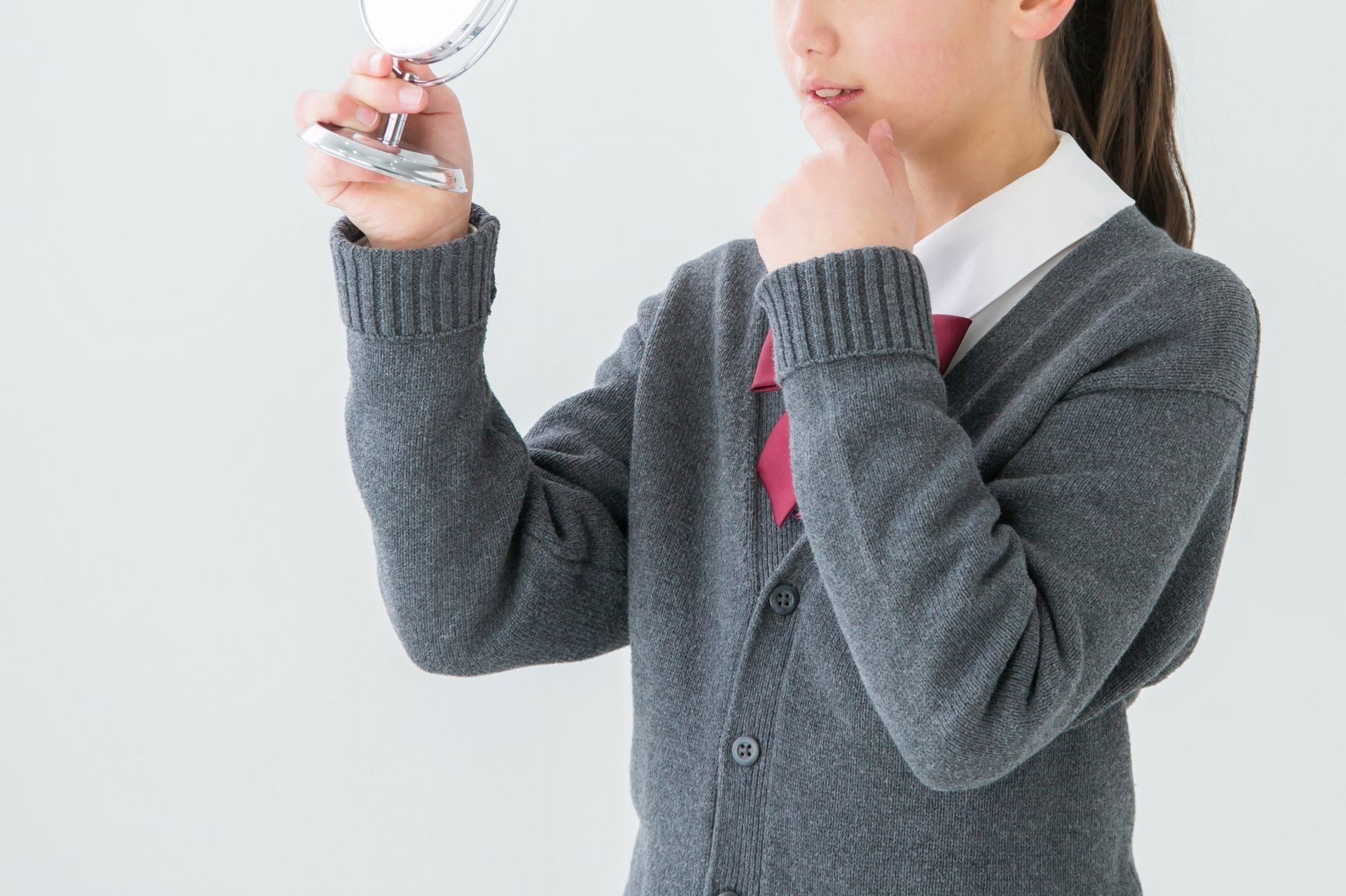 歯並びを気にする女子高生