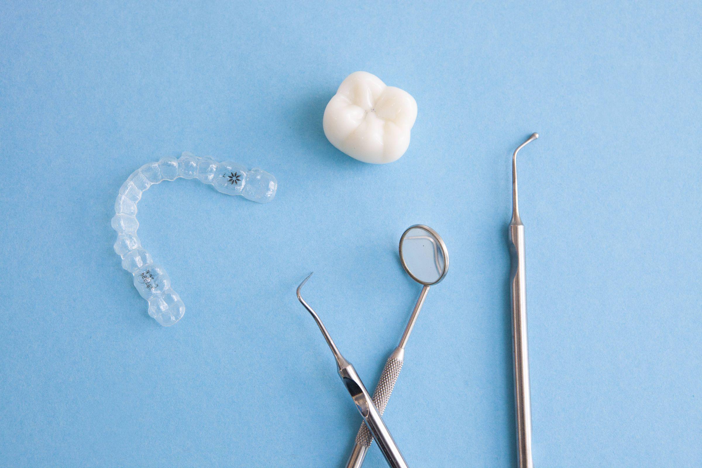 マウスピース矯正で歯が動く仕組みを歯科医師が解説