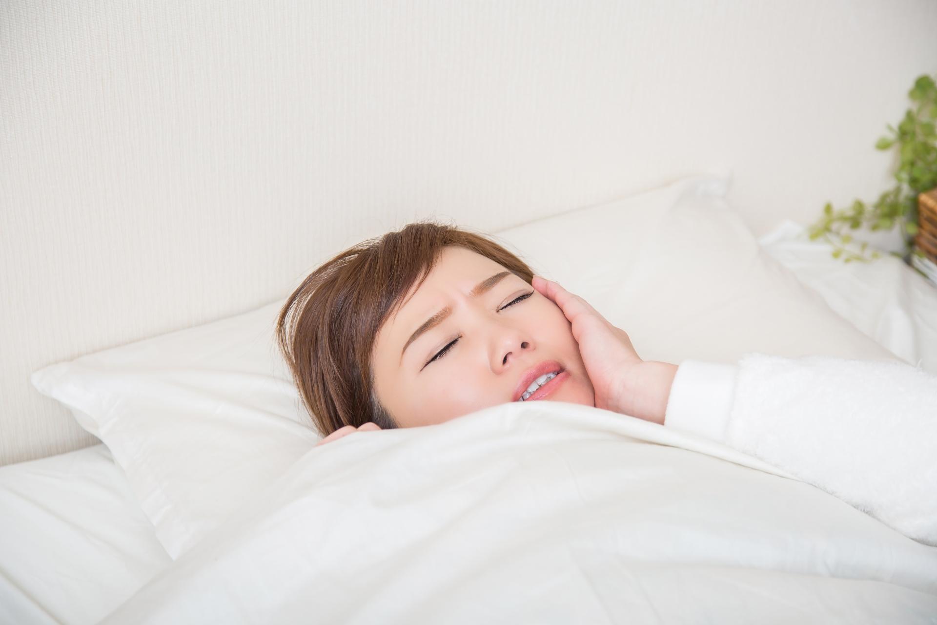 マウスピース矯正中で眠れないほど痛い！寝るときに試したい4つの対処法