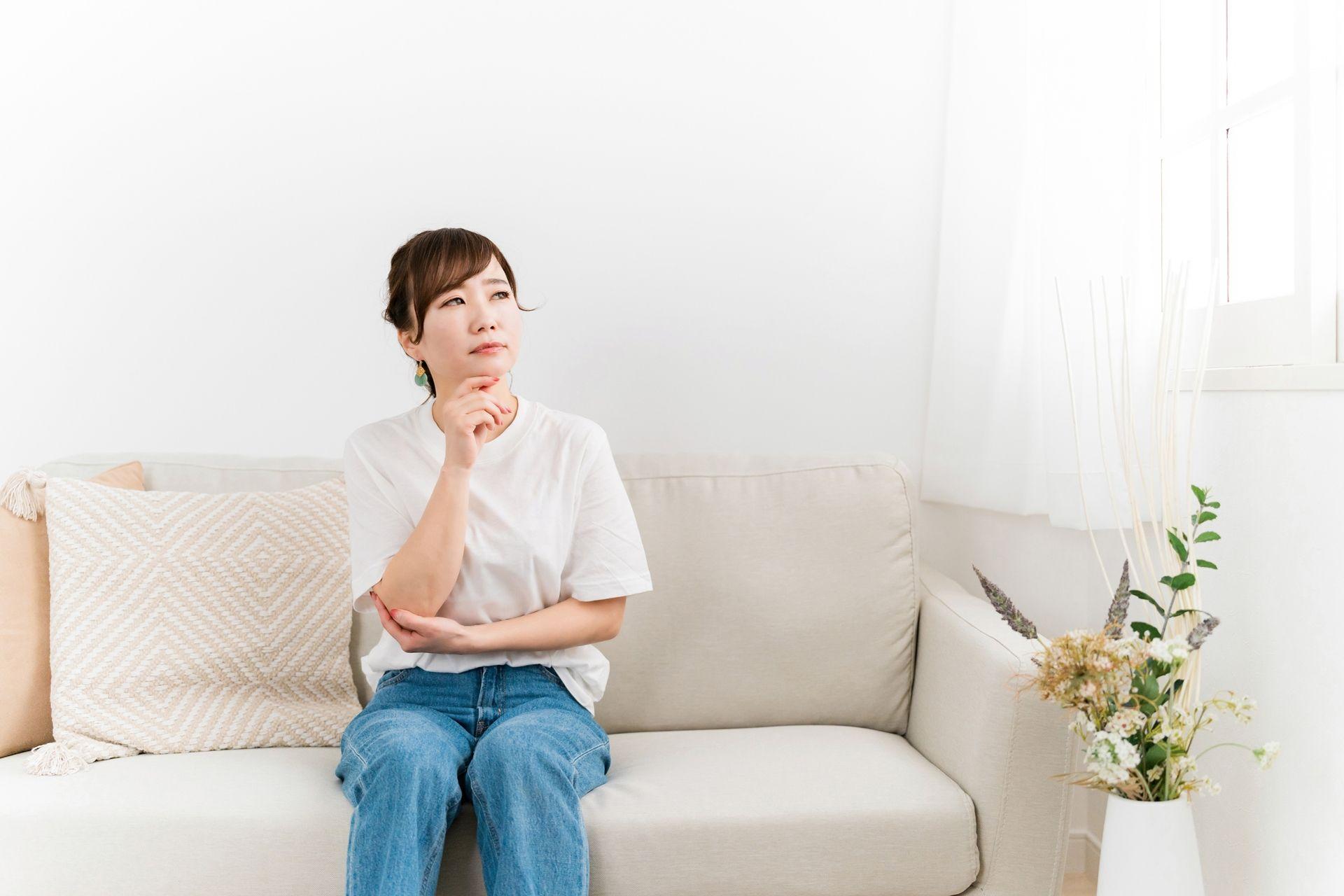 自宅で思い悩む女性
