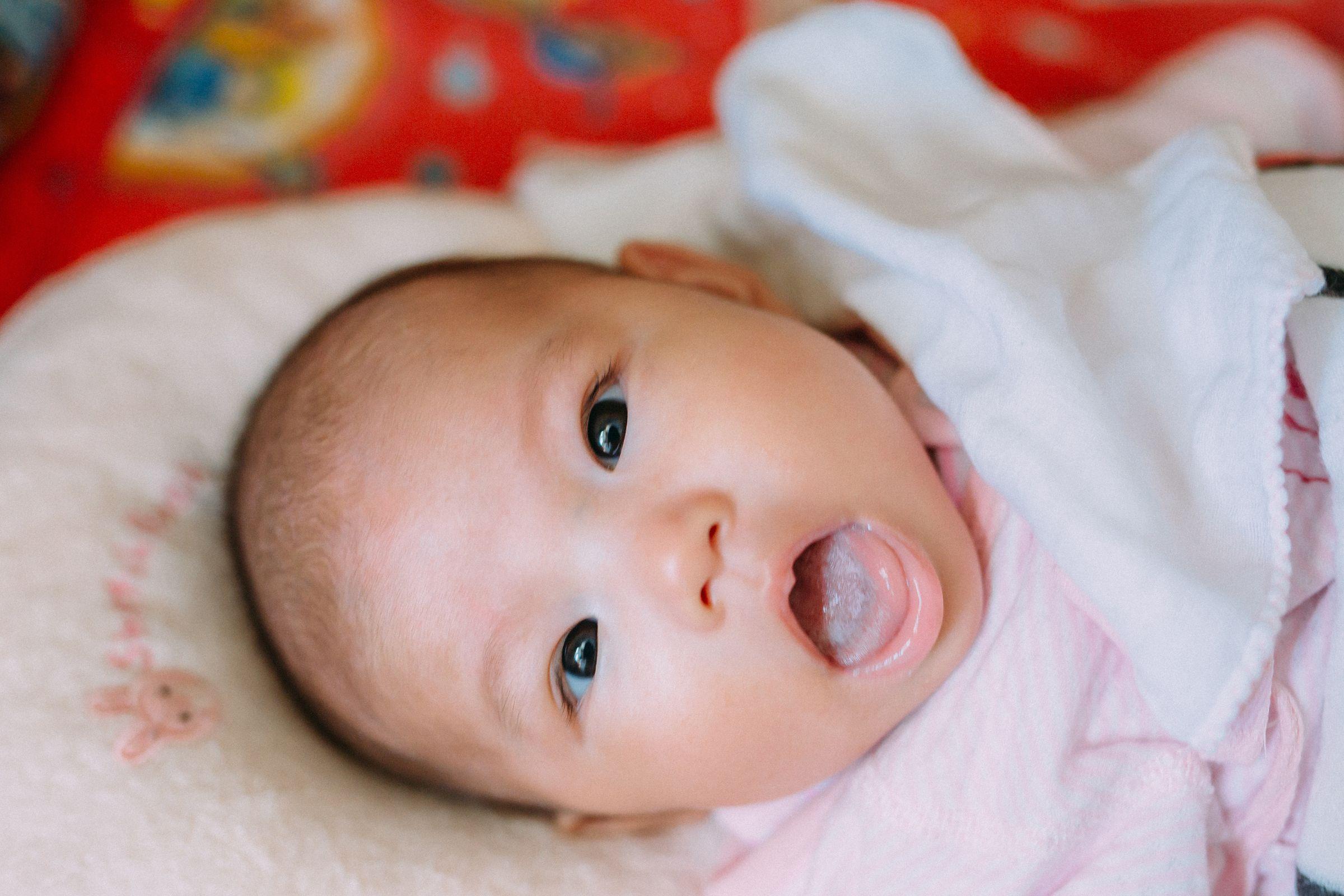 赤ちゃんが舌を出すのはなぜ?気になる病気や癖が与える影響を解説