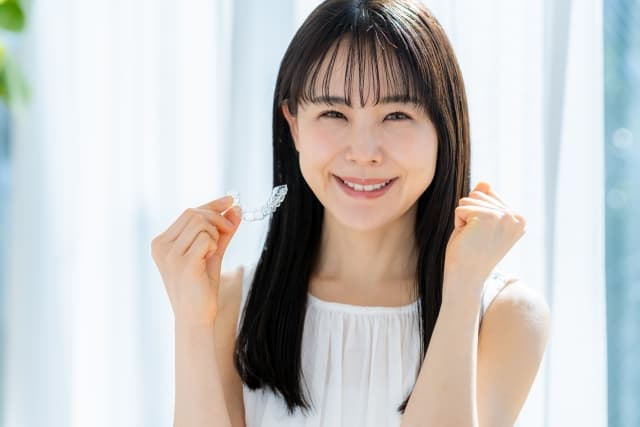 日本人の若い女性の歯科矯正イメージ