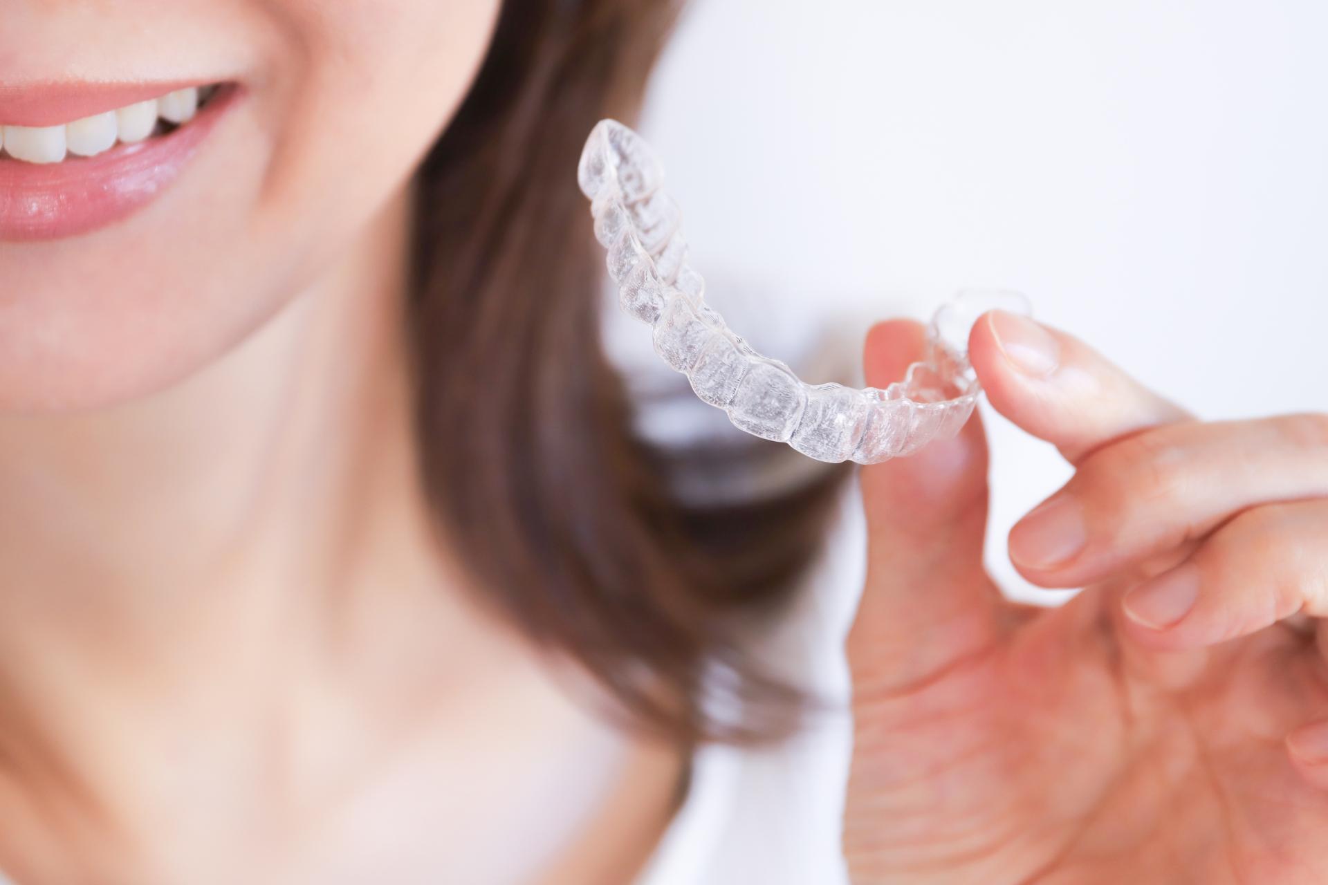 歯列矯正でほうれい線が濃くなる？逆に薄くなる可能性はあるの？
