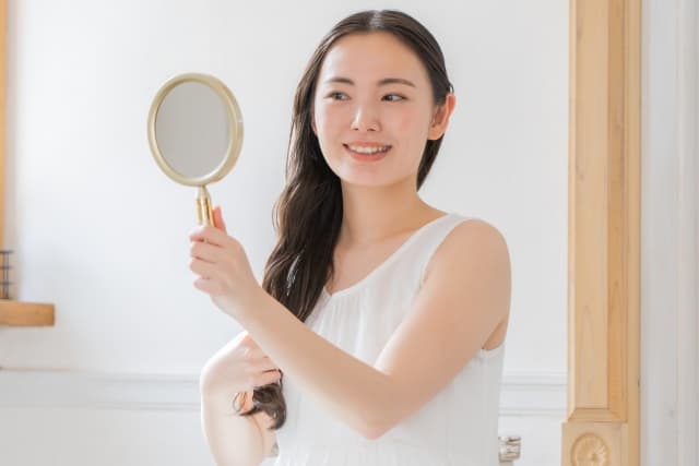髪に触れる若い日本人女性