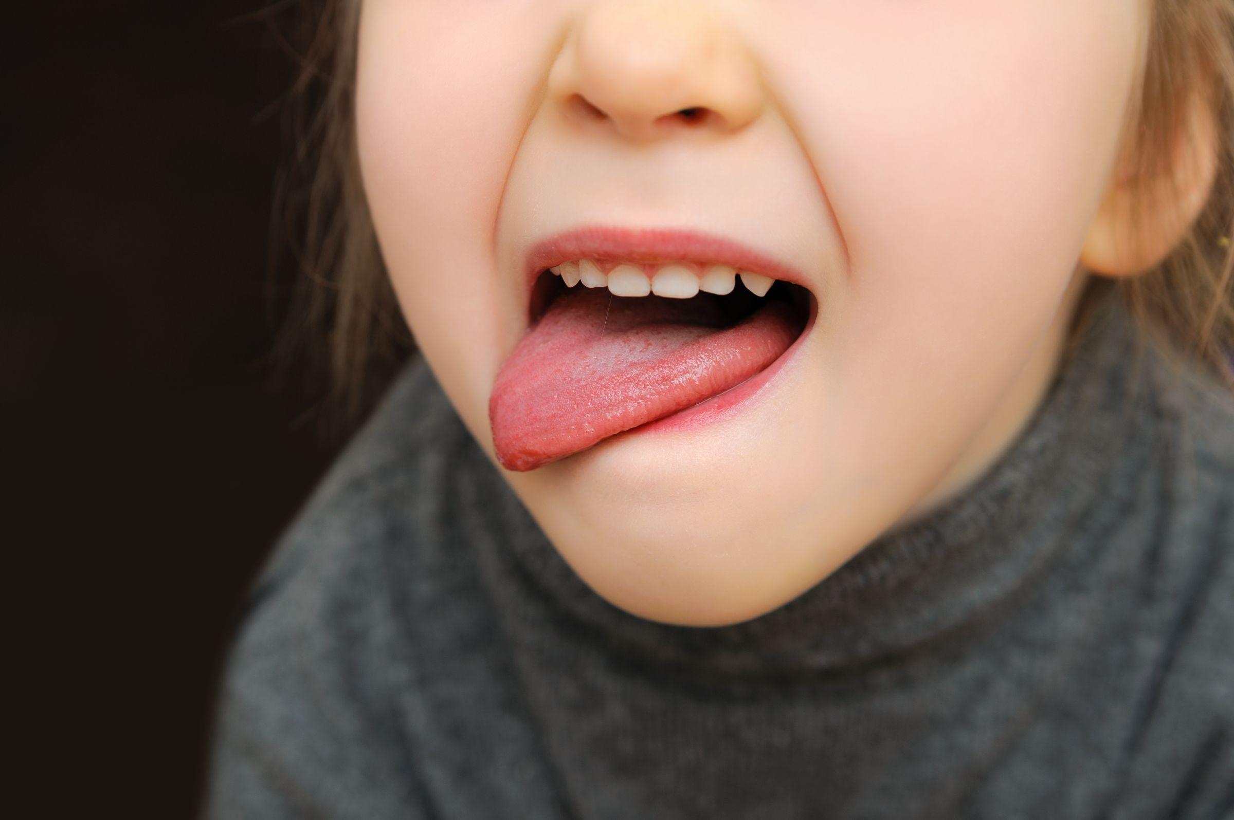 赤ちゃんが舌を出すのはなぜ？気になる病気や癖が与える影響を解説