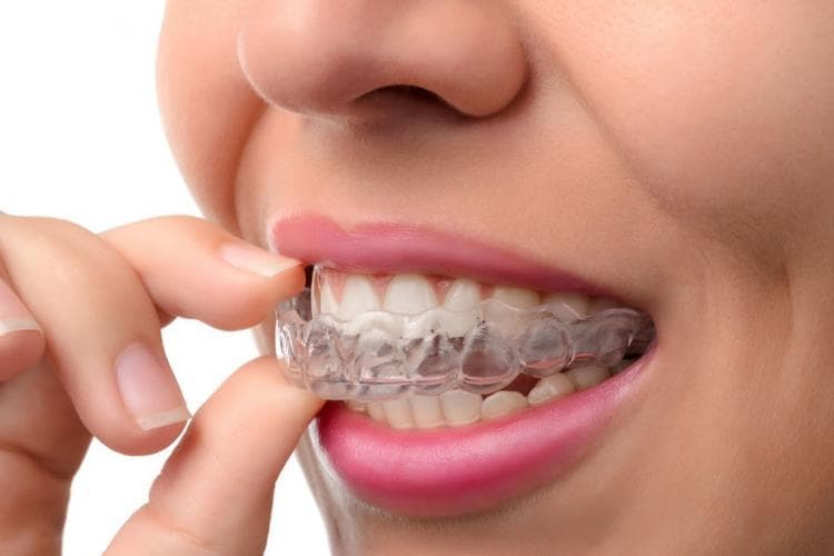 【歯学博士が解説】あなたの歯ぎしりは夜の甘い食べ物が原因？対処方法は？