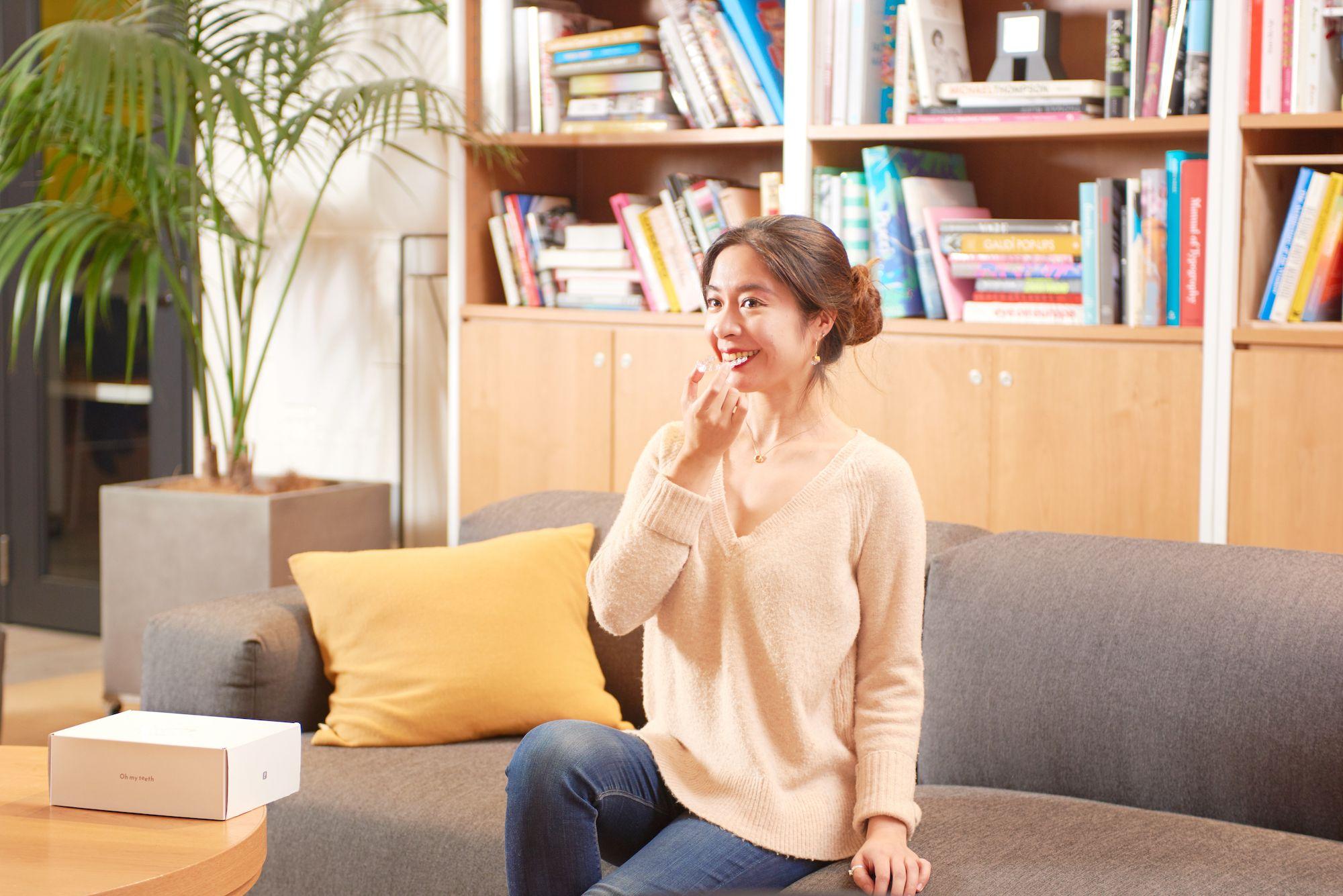Oh my teethのマウスピースをはめようとする女性