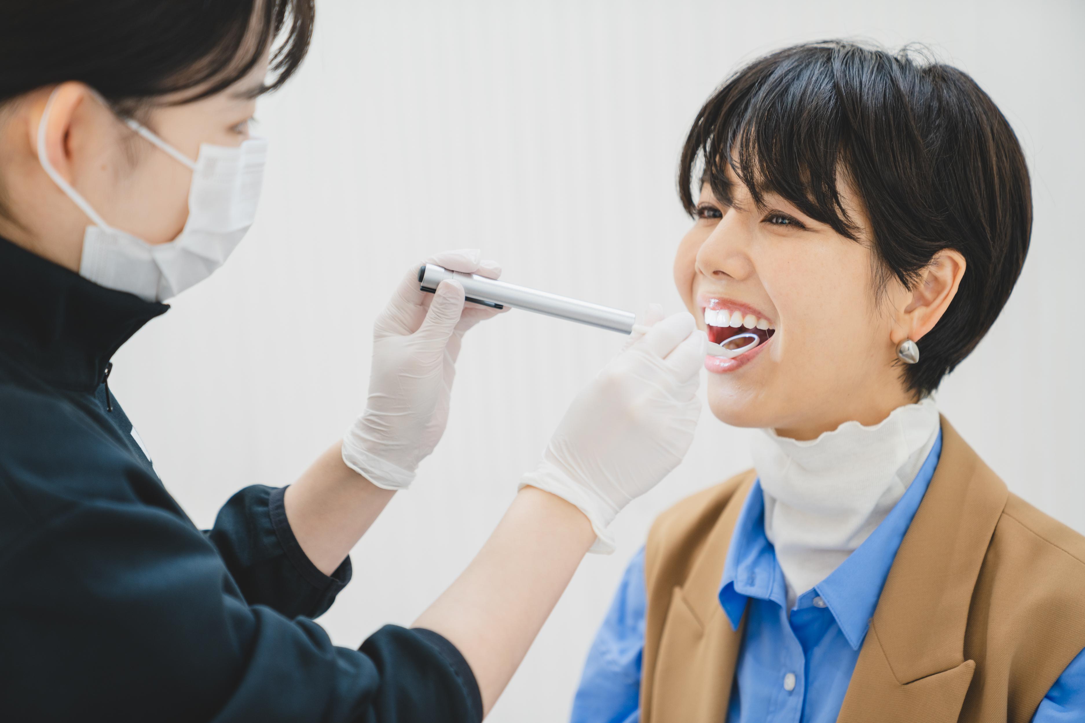 Oh my teeth 導入クリニックで口腔内診査を受ける女性