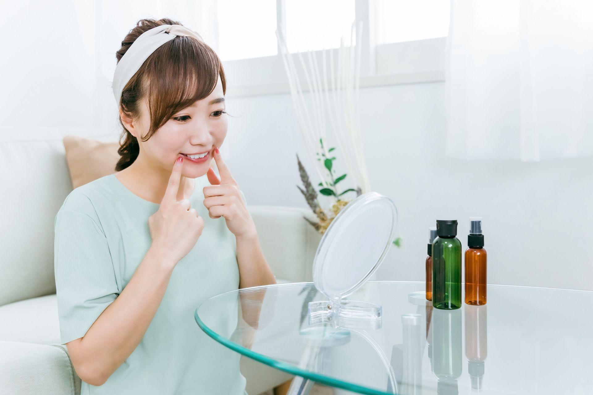 口周りの筋肉のトレーニングをする女性