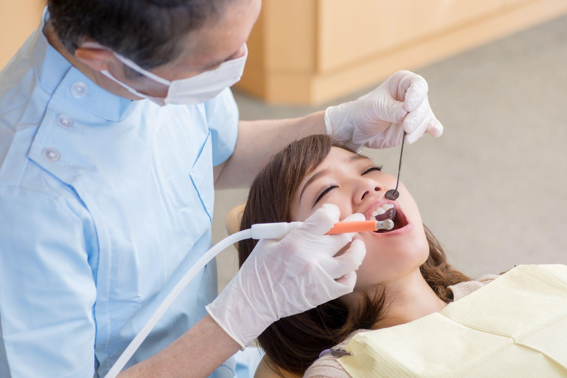 昔よりも前歯が出てきたのはなぜ？原因や治す方法を解説