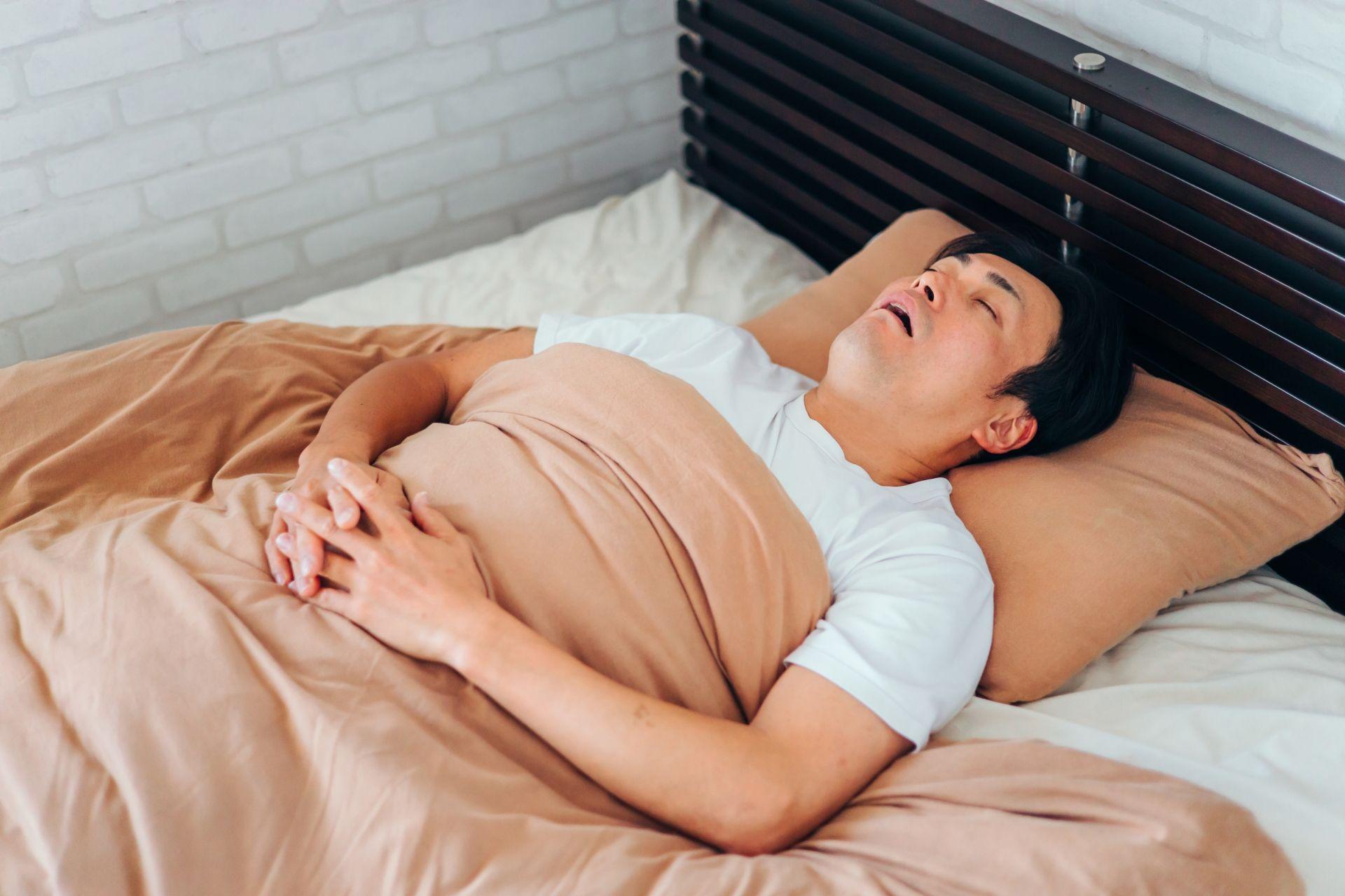 口呼吸で眠る男性