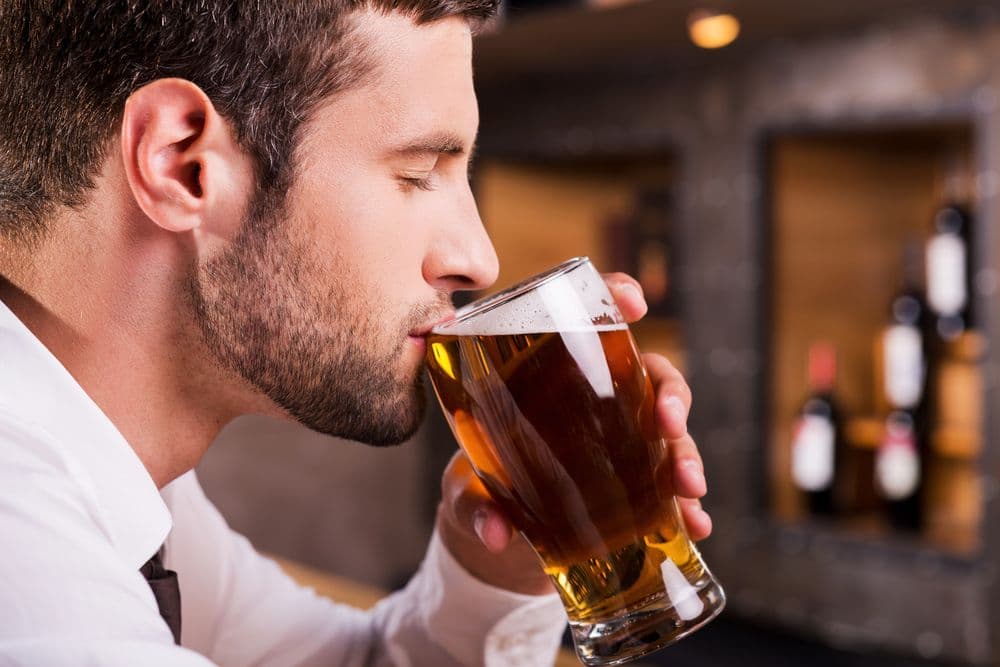 ビールを飲む男性