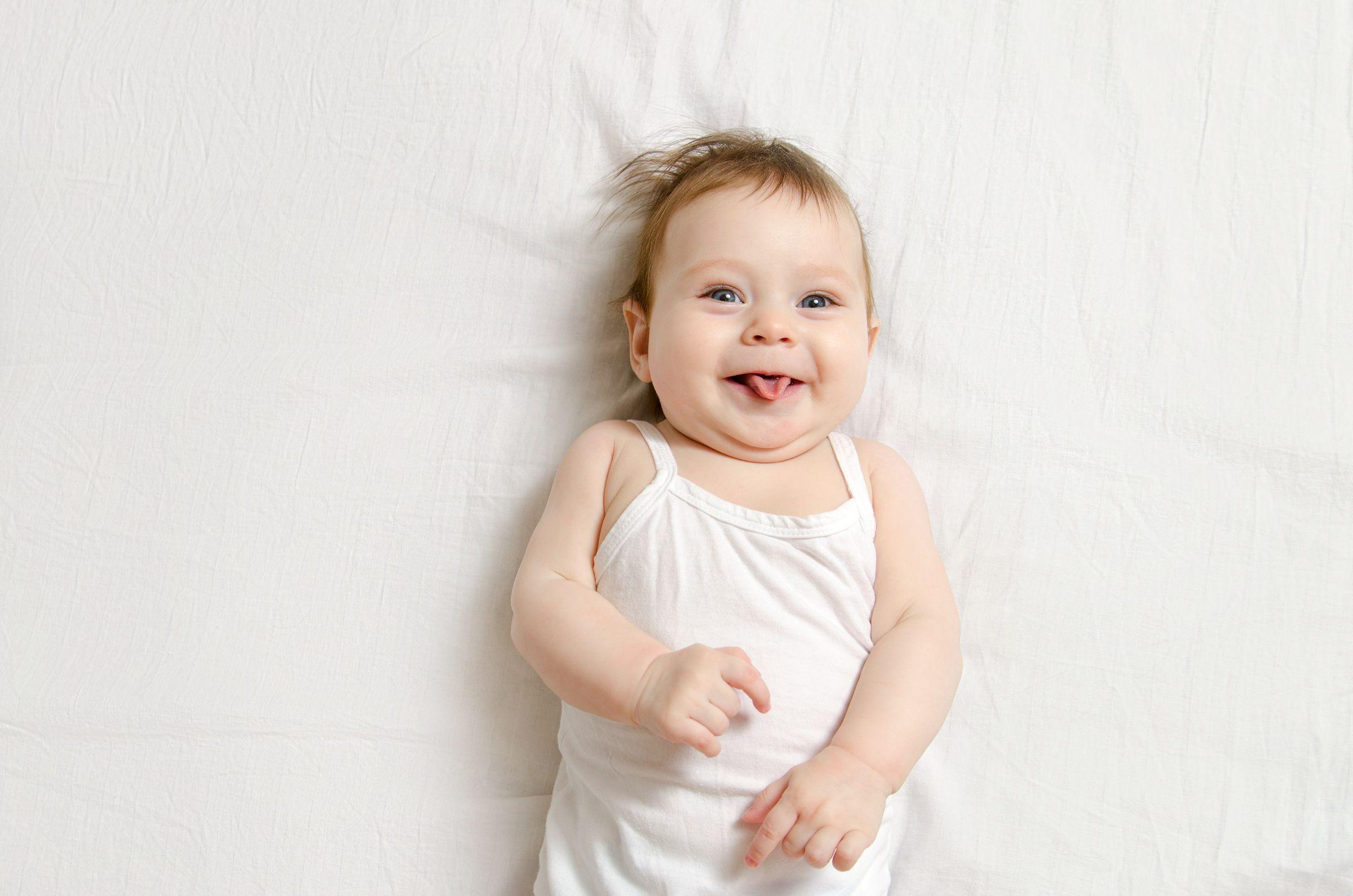 赤ちゃんが舌を出すのはなぜ？気になる病気や癖が与える影響を解説