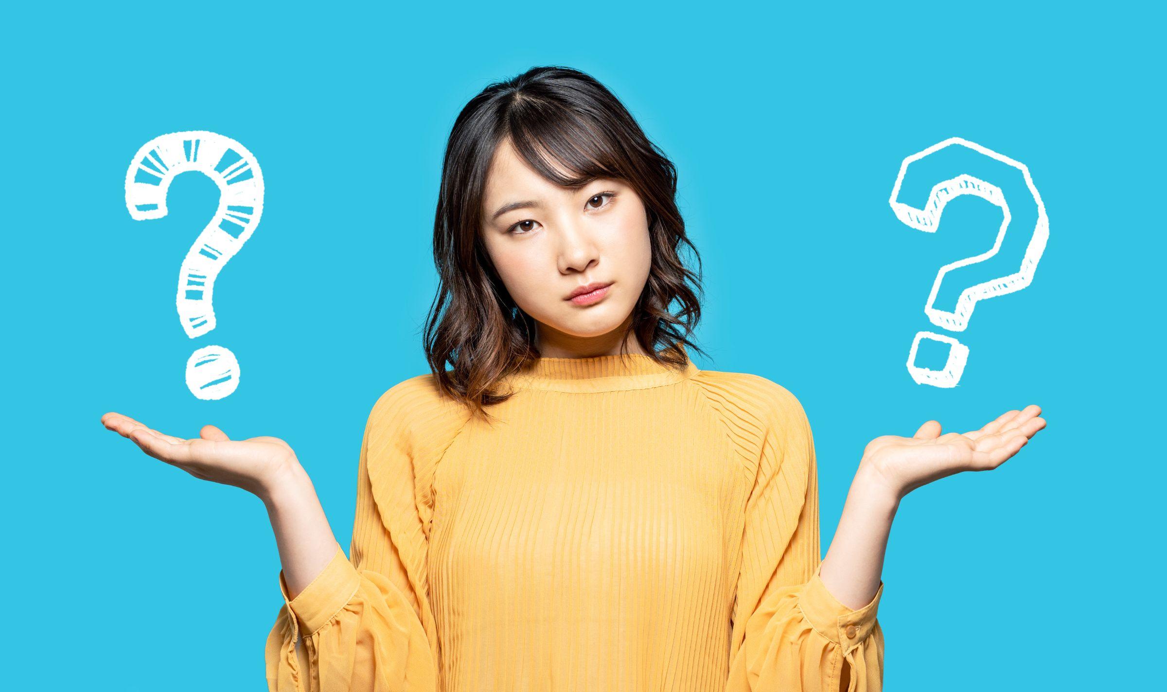 比較検討する女性