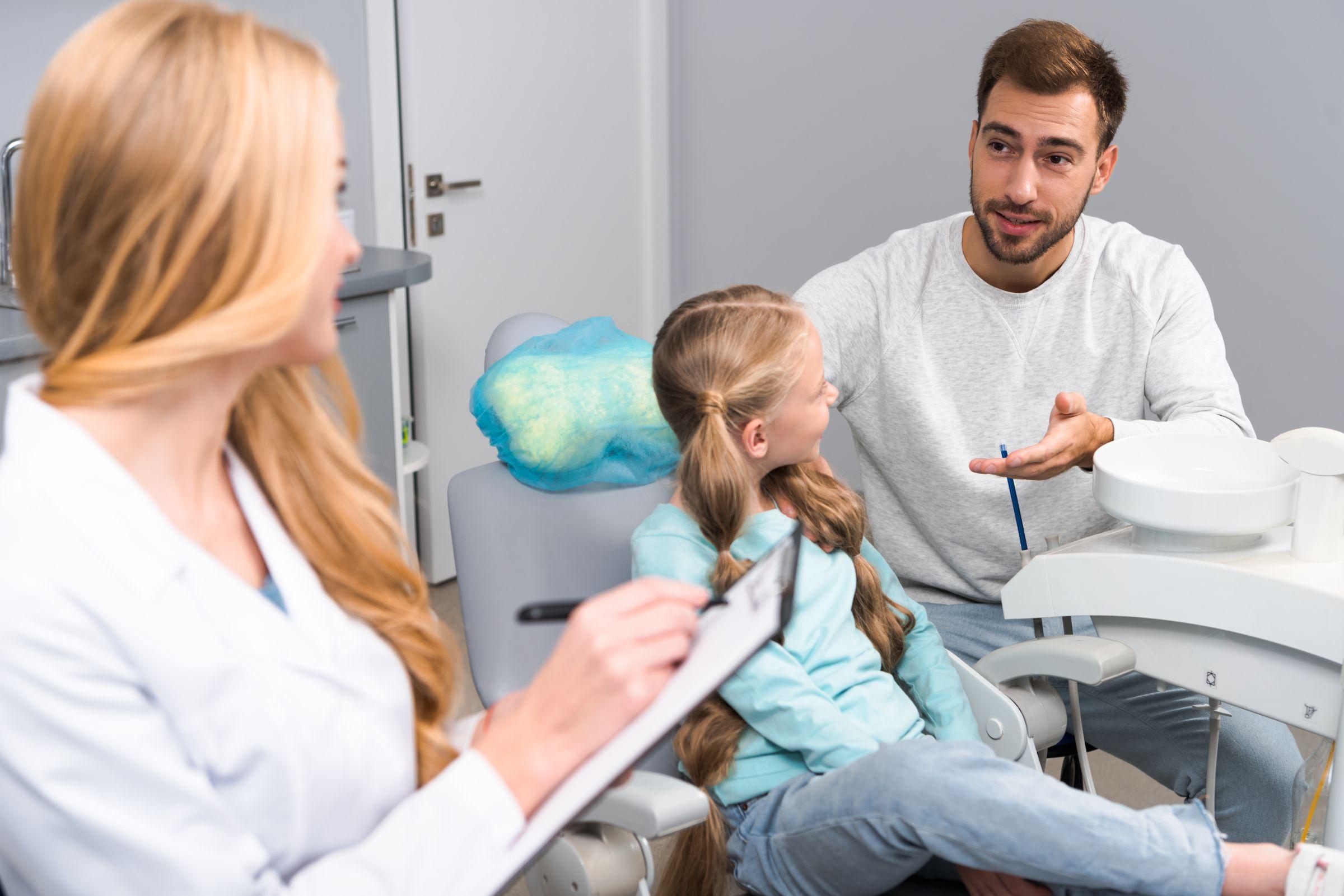 歯科クリニックで相談をする親子
