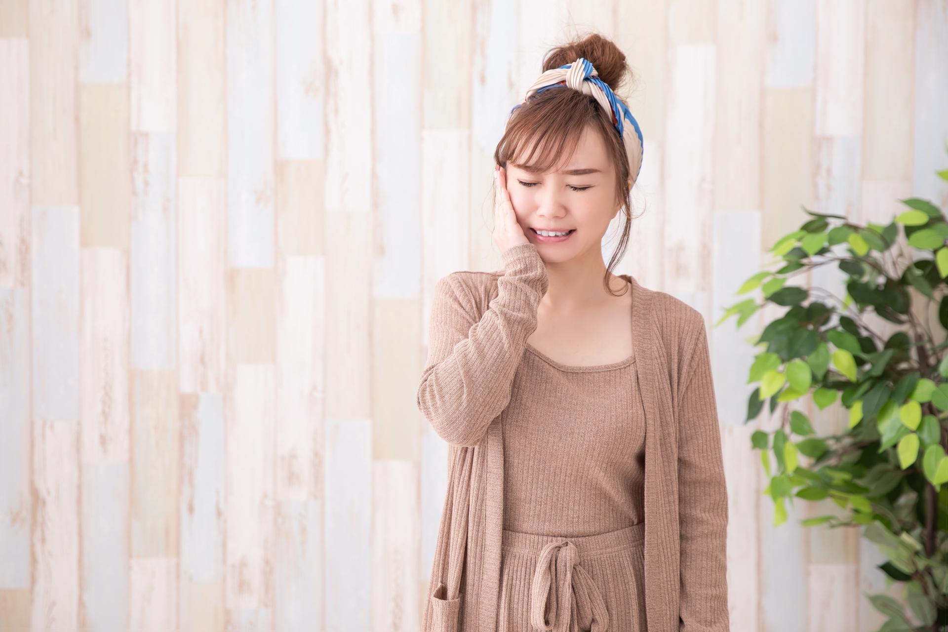 矯正で使うアンカースクリューは痛いの?噛むと痛い・腫れるなど対処法も合わせて解説
