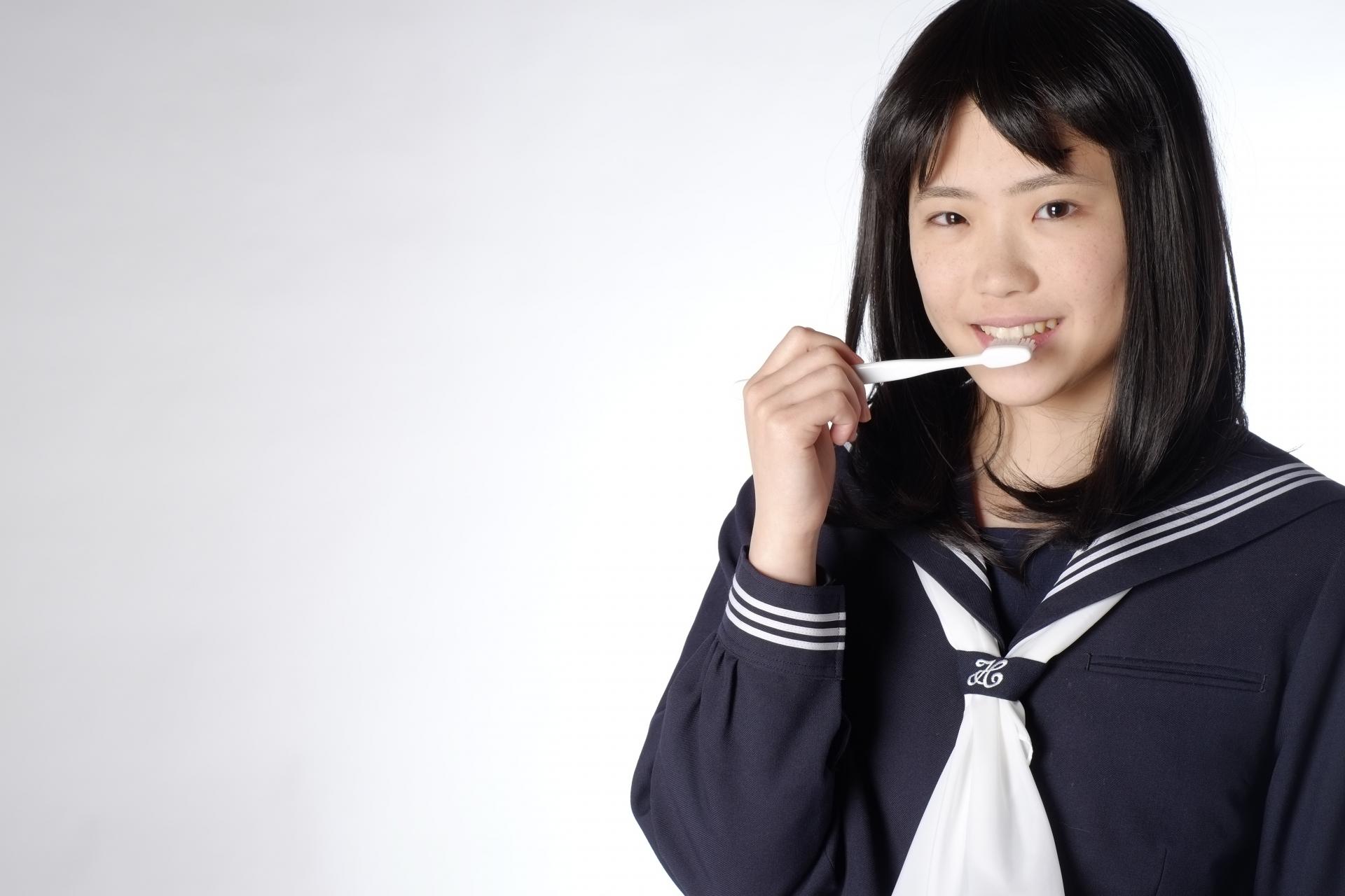 高校生や中学生でもホワイトニングはできる?値段や注意点を解説