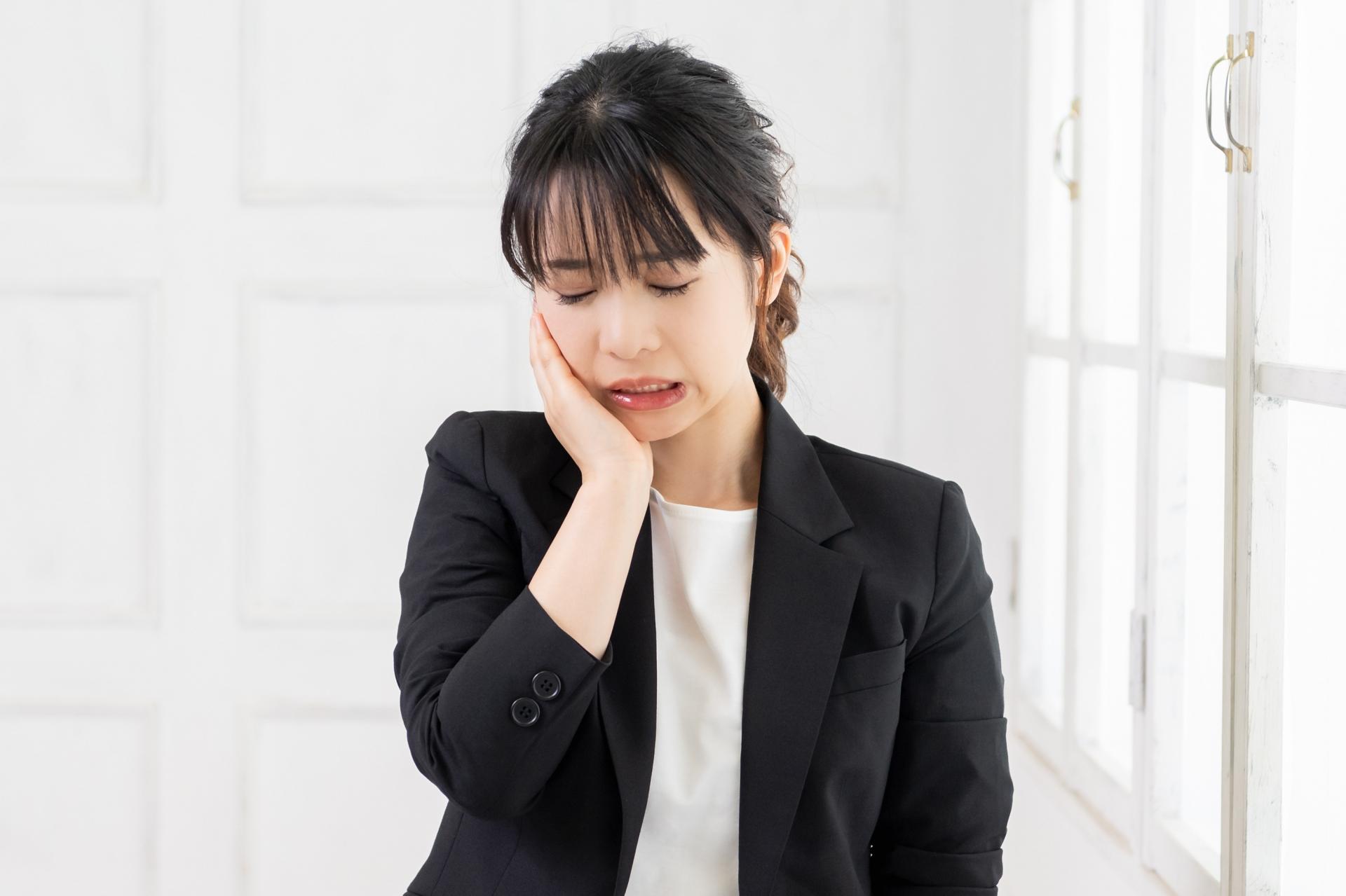 マウスピース矯正中に歯がしみる?知っておきたい歯髄炎のリスク
